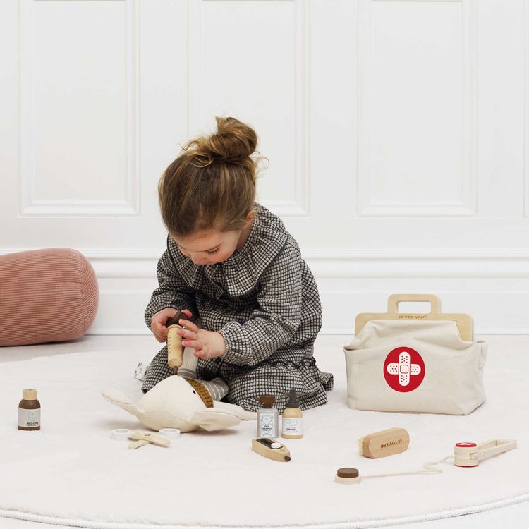 Le Toy Van - 10 Piece Animal Vet Pretend Play Set - Preschool