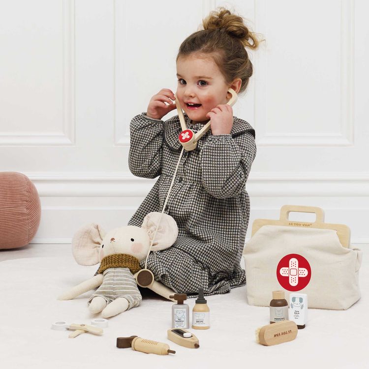 Le Toy Van - 10 Piece Animal Vet Pretend Play Set - Preschool