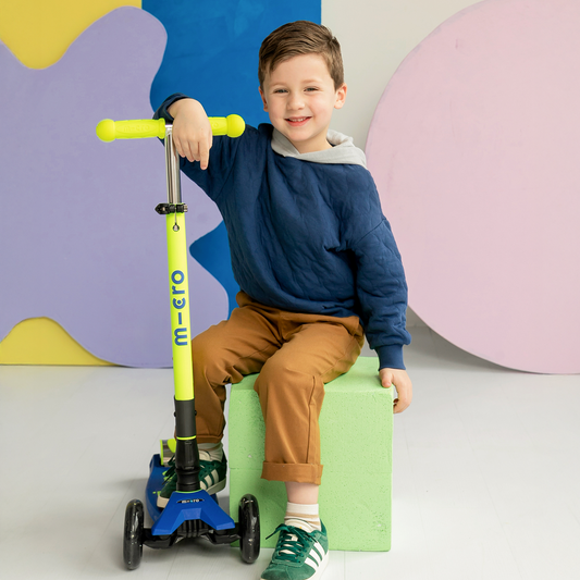 Micro Kickboard - Maxi Deluxe Foldable LED Scooter - Neon Canary Yellow - Outdoor